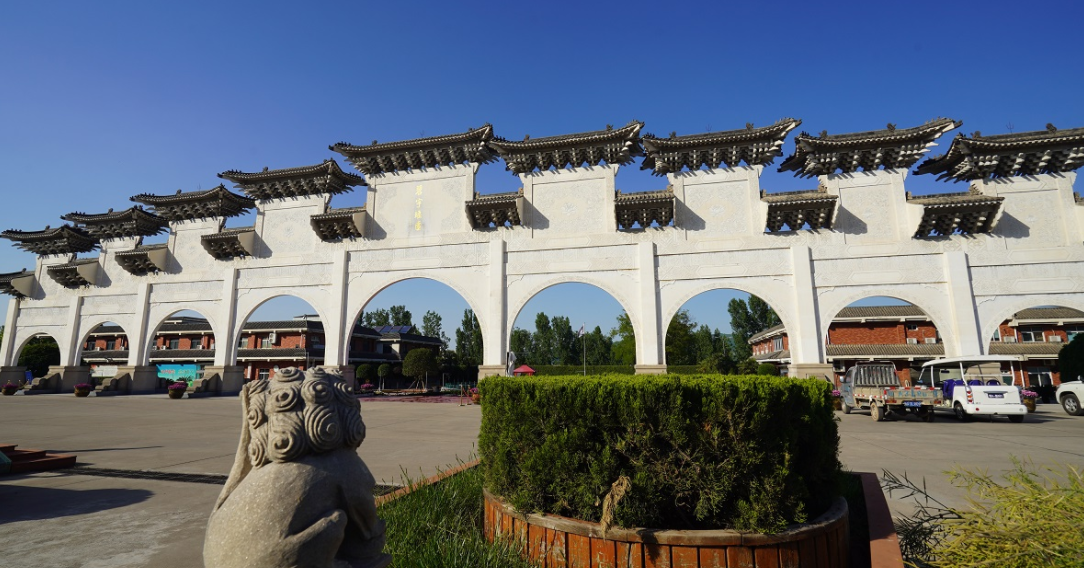 西安霸陵墓園新區景觀九孔山門全景